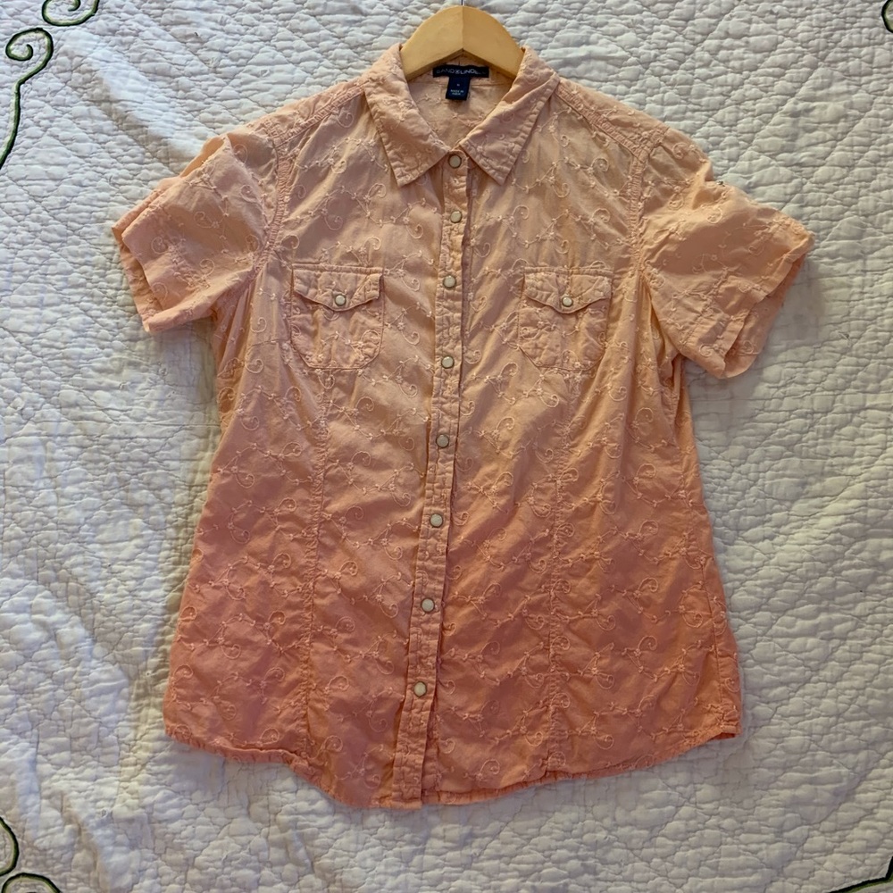 🤠 Bandolino Apricot Ombre Top with Embroidered Vine Detail – Size Medium 🍑